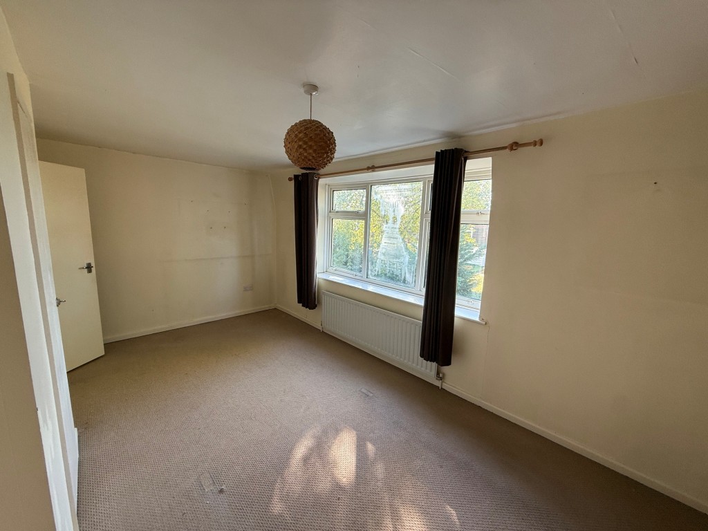 Lot: 164 - TWO-BEDROOM SEMI-DETACHED HOUSE FOR IMPROVEMENT AND REPAIR - Alternative view of bedroom 1